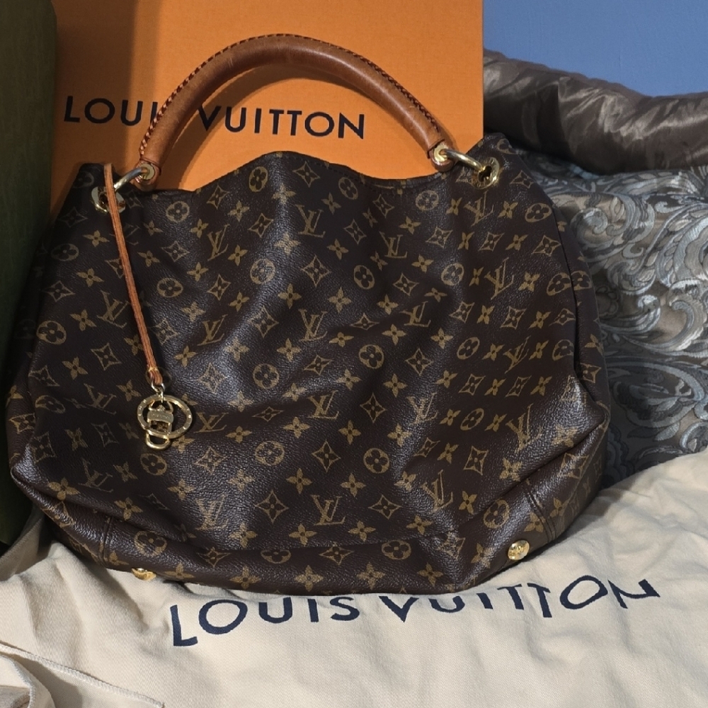 Louis Vuitton Brown Artsy GM Bag with Monogram Canvas